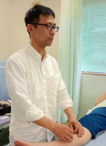 刺鍼練習中の曽我